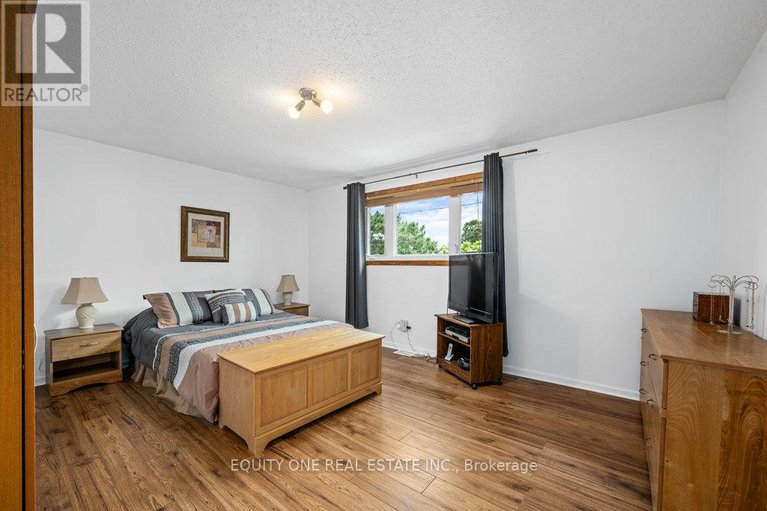 28495374/542-sirois-avenue/overbrookcastle-heights/ottawa/ontario/K1K1H4_30