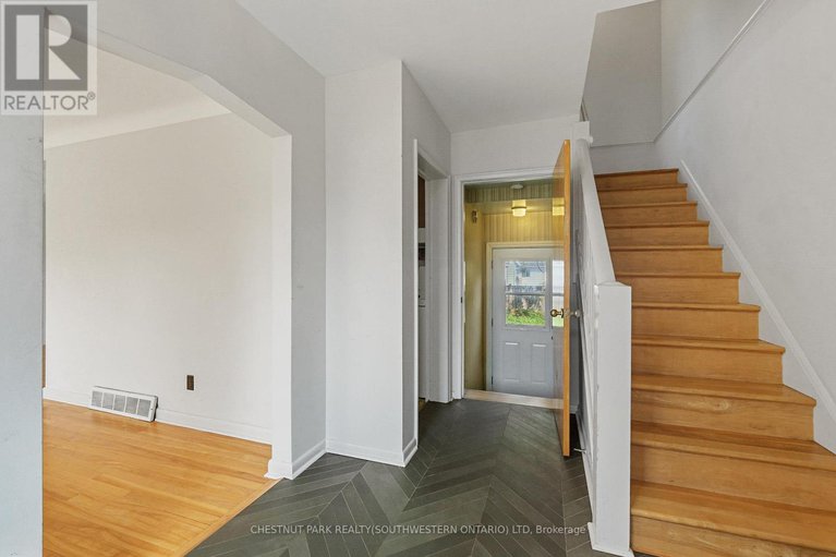 28850275/809-smyth-road-n/elmvale-acres/ottawa/ontario/K1G1P2_6