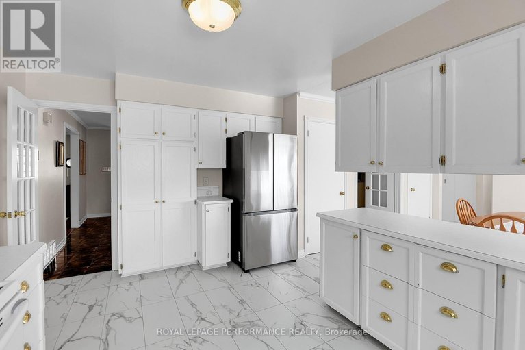 29487498/15-woodfern-court/sheahan-estatestrend-village/ottawa/ontario/K2H8Y9_12