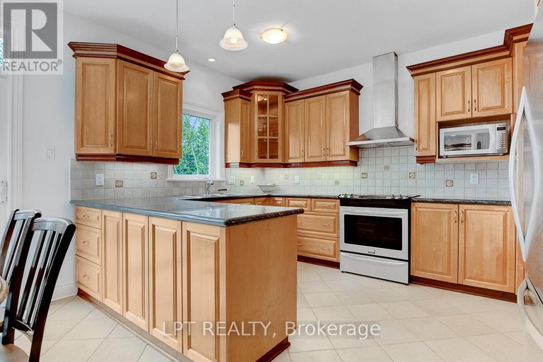 28311107/10a-ashburn-drive/borden-farmstewart-farmcarleton-heightsparkwood-hills/ottawa/ontario/K2E6N3_17