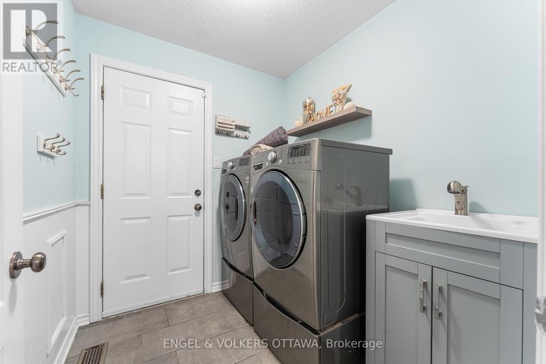 28911455/22-friendly-crescent/stittsville-south/ottawa/ontario/K2S2B6_23