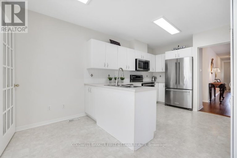 28678446/10-ladybirds-crescent/stittsville-north/ottawa/ontario/K2S1Z6_17