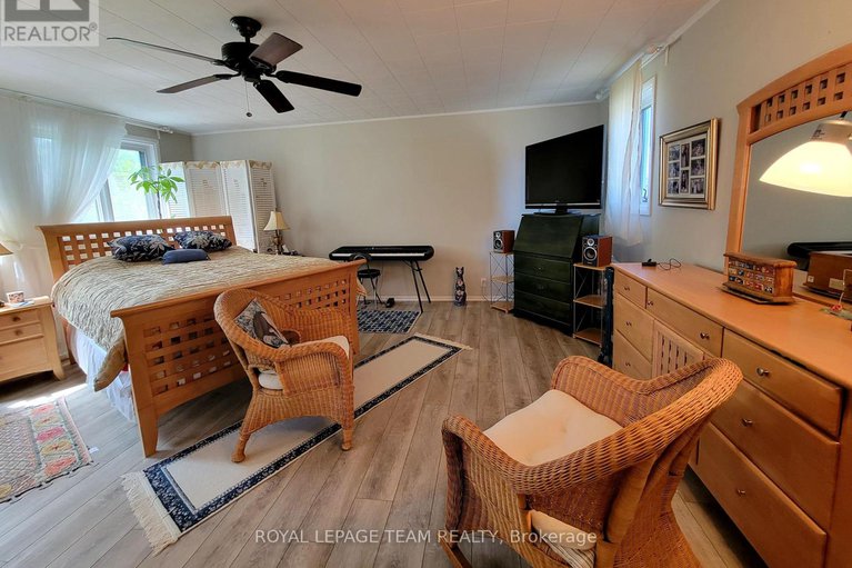 28427099/16-peter-street-s/maxville/north-glengarry/ontario/K0C1T0_22