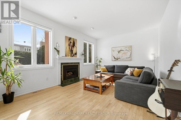 29425296/1660-country-walk-drive/chapel-hill/ottawa/ontario/K1C8E2_16