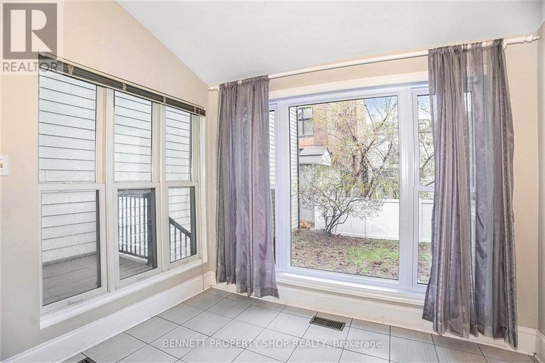 28244895/121-york-street/lower-townbyward-market/ottawa/ontario/K1N5T4_10