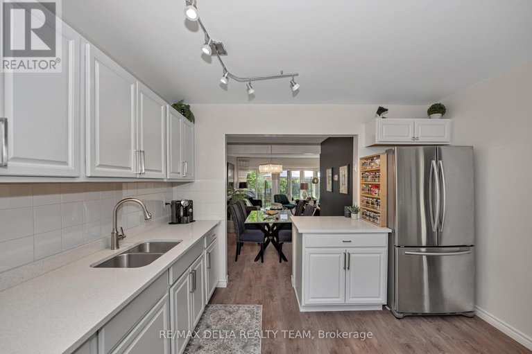 28632768/61-valewood-crescent/blackburn-hamlet/ottawa/ontario/K1B4G1_10