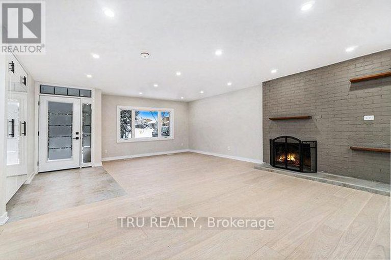 28740163/39-sunnycrest-drive/city-viewskylinefisher-heightsparkwood-hills/ottawa/ontario/K2E5Y4_5