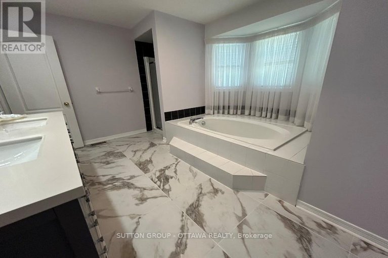 28486818/32-cellini-court-w/hunt-club-park/ottawa/ontario/K1G5K3_39