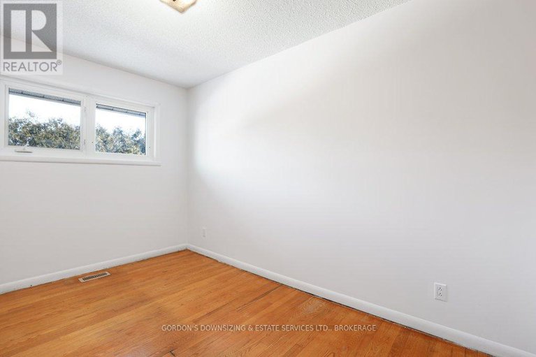 29327348/7-attwood-crescent/city-viewskylinefisher-heightsparkwood-hills/ottawa/ontario/K2E5B1_22