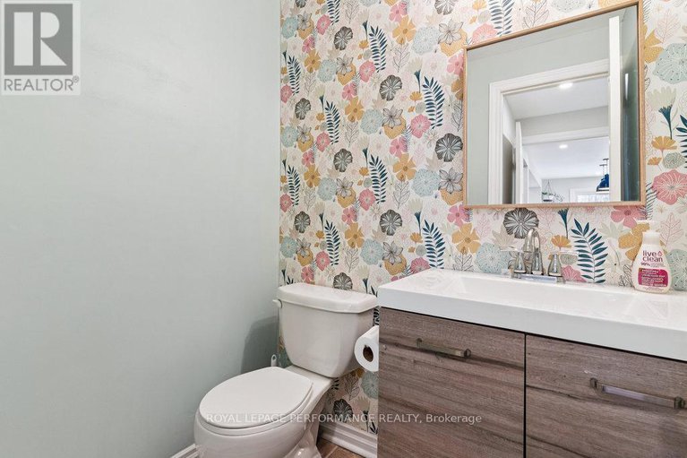 29100826/1798-woodhaven-heights/queenswood-heights-south/ottawa/ontario/K1E2W2_16