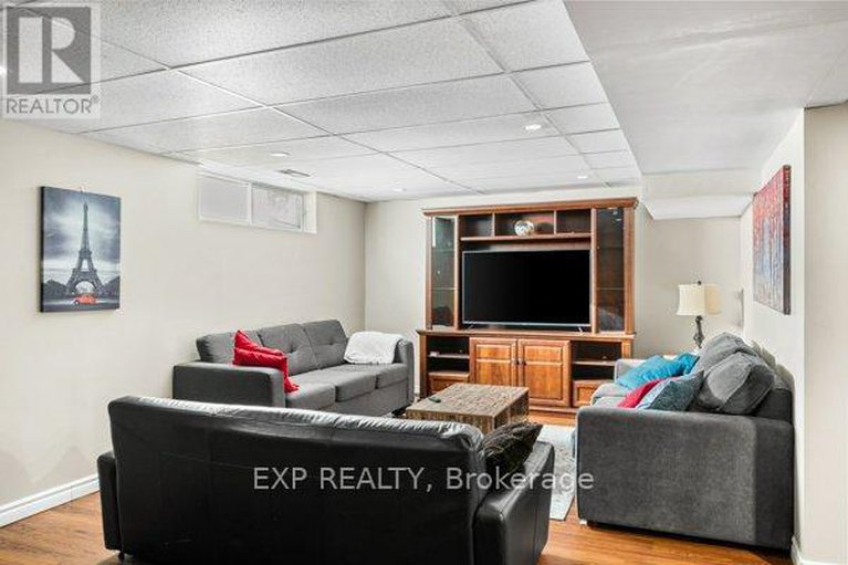 29266483/2389-ogilvie-road-e/beacon-hill-north/ottawa/ontario/K1J7N4_30