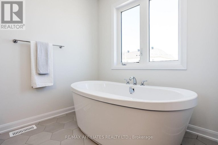 29025238/850-cappamore-drive/half-moon-bay/ottawa/ontario/K2C3H2_23