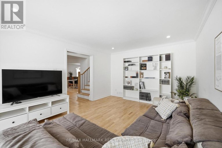 29425296/1660-country-walk-drive/chapel-hill/ottawa/ontario/K1C8E2_5