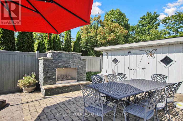 29119545/5593-whitewood-avenue-s/manotick-village-manotick-estates/ottawa/ontario/K4M1E1_29