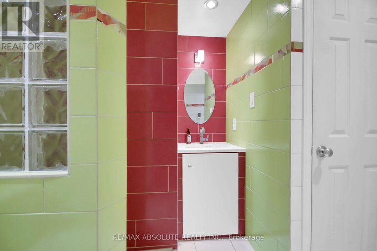 29532776/294-turnstone-court/chatelaine-village/ottawa/ontario/K1E2V2_45