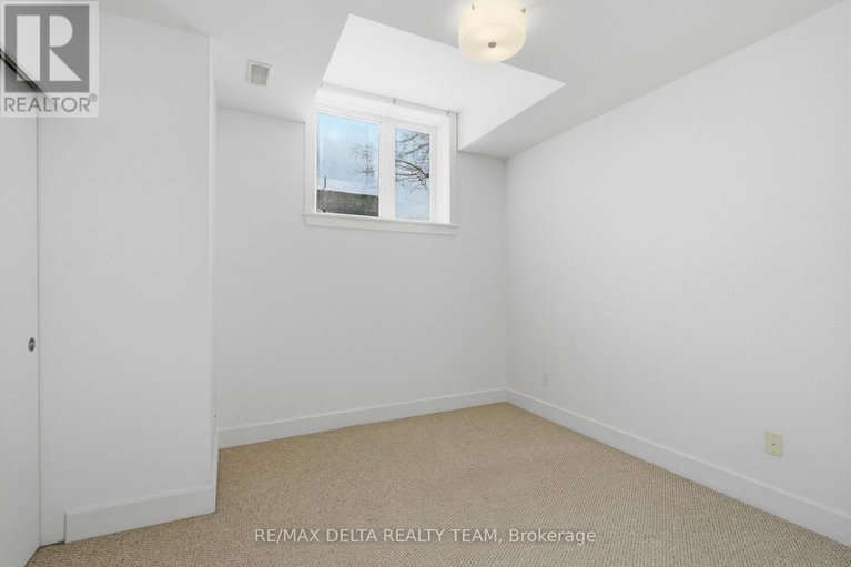 29301547/6-33-bergeron-private/chapel-hill/ottawa/ontario/K1C0C2_19