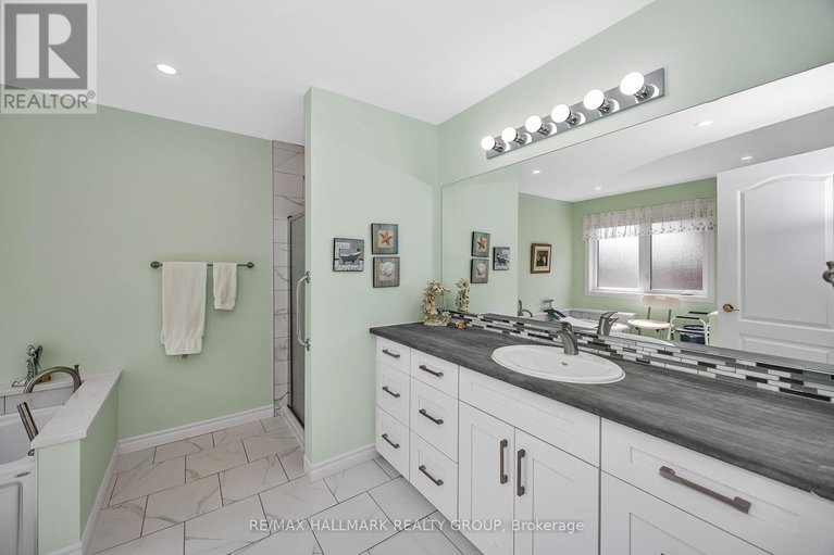 28845636/1725-autumn-ridge-drive/chapel-hill/ottawa/ontario/K1C6Z1_28