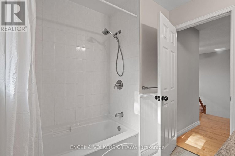 29015610/4720-whispering-willow-drive/sarsfieldbearbrook/ottawa/ontario/K4B1J1_32