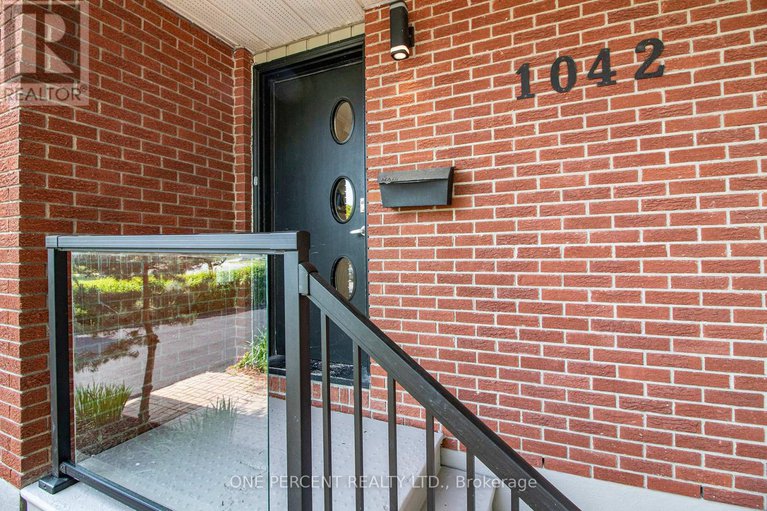 28684003/1042-harkness-avenue/riverside-park/ottawa/ontario/K1V6P2_2
