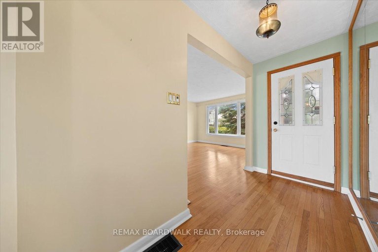 29678881/72-crownhill-street/cardinal-heights/ottawa/ontario/K1J7K8_2