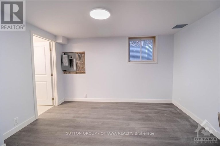 29504345/178-mcclellan-road/sheahan-estatestrend-village/ottawa/ontario/K2H5W1_21