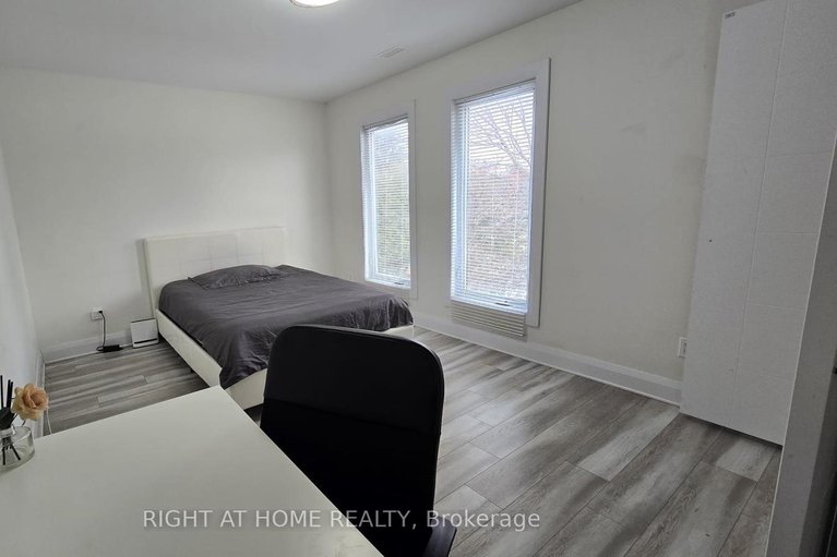 28363537/1558-62-baseline-road/meadowlandsst-claire-gardens/ottawa/ontario/K2C0B3_16