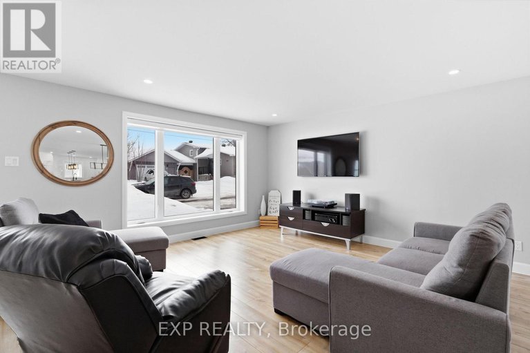 29381359/850-chapman-street/town-of-rockland/clarence-rockland/ontario/K4K1E6_4