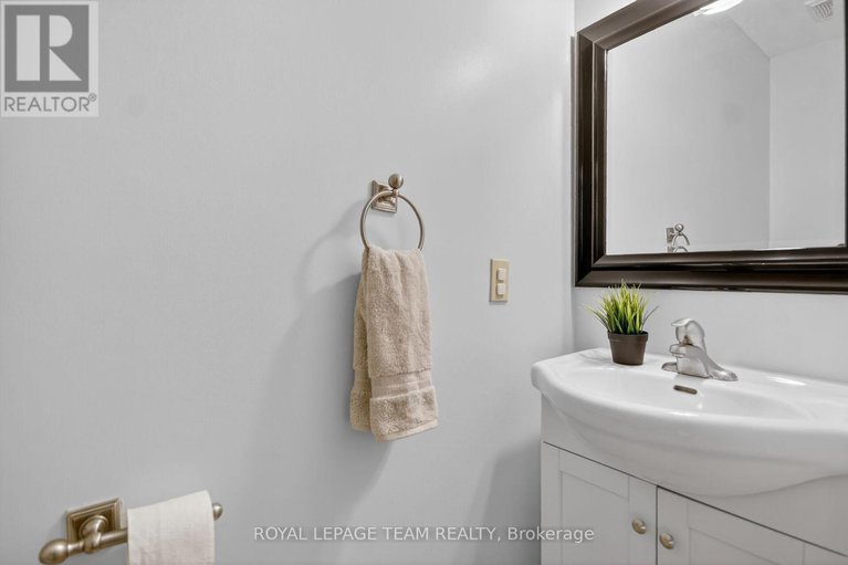 29430721/1604-proulx-drive/fallingbrookpineridge/ottawa/ontario/K4A1T5_20