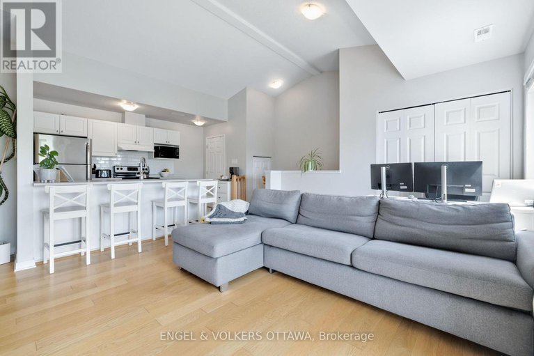28491799/4-44-sternes-private/springridgeeast-village/ottawa/ontario/K4A0X8_18