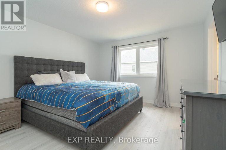 28798703/676-quilter-row/goulbourn-twp-from-franktown-rdsouth-to-rideau/ottawa/ontario/K0A2Z0_22