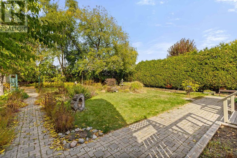 29013157/18-kerry-crescent/city-viewskylinefisher-heightsparkwood-hills/ottawa/ontario/K2E5V6_35