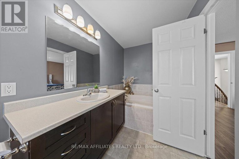 28378372/119-silvermoon-crescent/avalon-east/ottawa/ontario/K4A0P5_27