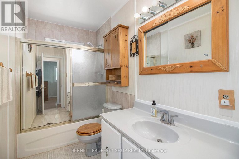 28781613/303-gleneagles-avenue/bilberry-creekqueenswood-heights/ottawa/ontario/K1E1L7_9