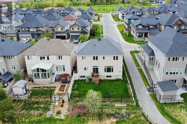 28330795/130-winterhaven-drive/mer-bleuebradley-estatesanderson-park/ottawa/ontario/K1W0H4_41