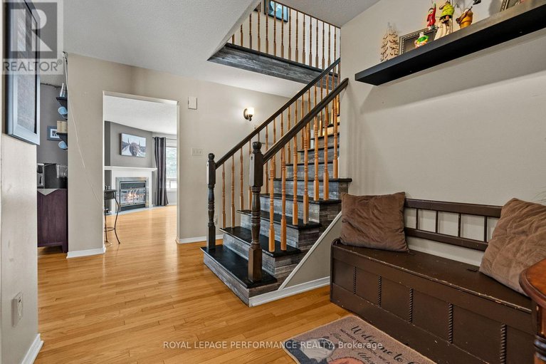 29329137/690-princess-louise-drive/fallingbrookridgemount/ottawa/ontario/K4A2C1_4