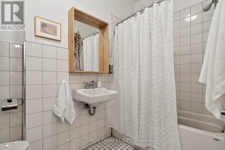 29137388/324-osgoode-street/sandy-hill/ottawa/ontario/K1N6T2_12