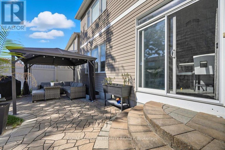 29381596/1110-luesby-crescent/fallingbrookgardenway-south/ottawa/ontario/K4A4X7_41