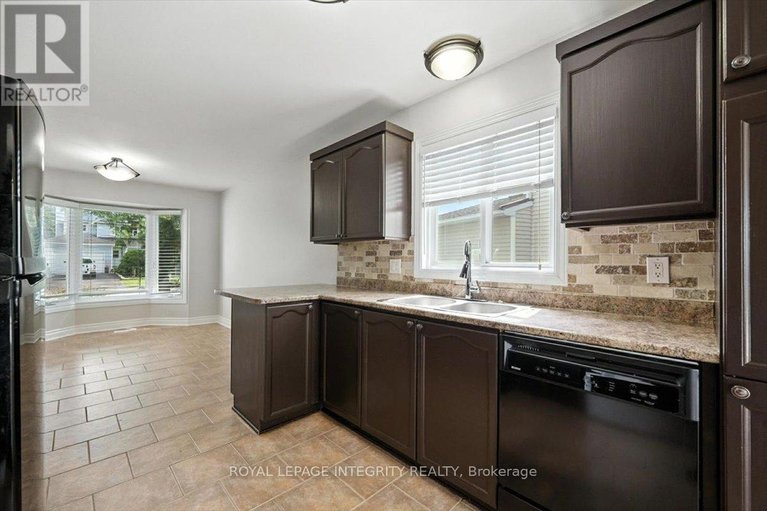 28605727/737-farmbrook-crescent/fallingbrookridgemount/ottawa/ontario/K4A2L5_9