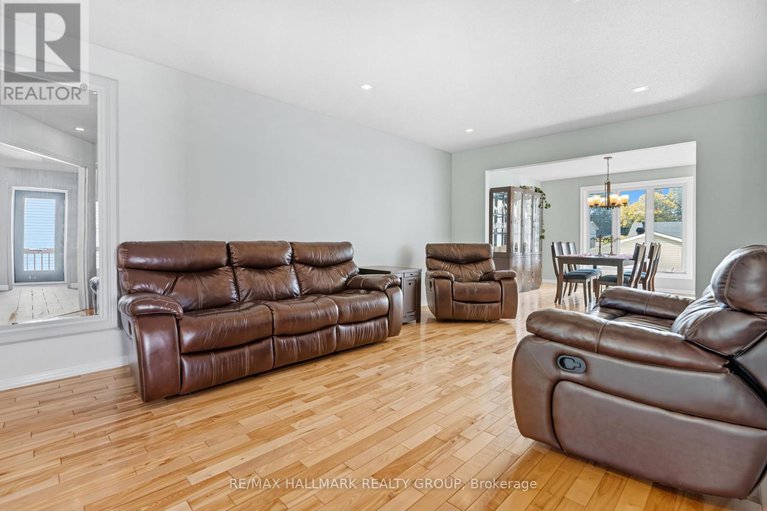 29338988/1354-gaultois-avenue/chateauneuf/ottawa/ontario/K1C3G6_7