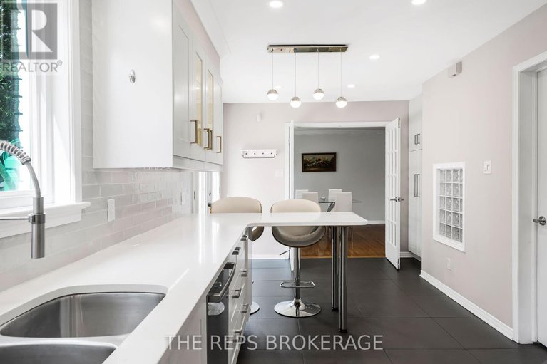 28788760/3062-upper-otterson-place/mooneys-bayrevelstoke/ottawa/ontario/K1V7B6_12