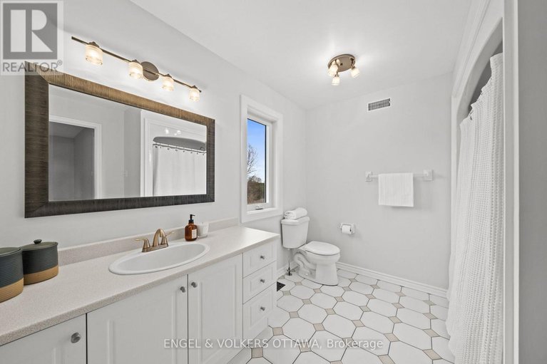 29593963/129-corvinelli-crescent/village-of-russell/russell/ontario/K4R1G4_25