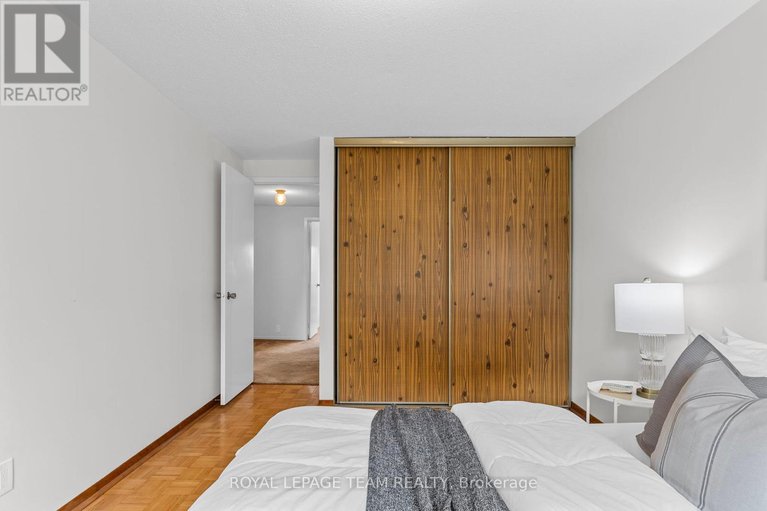 28930339/2163-orient-park-drive/blackburn-hamlet-south/ottawa/ontario/K1B4W1_23