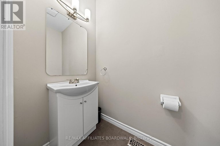 28620328/1056-rocky-harbour-crescent/riverside-southgloucester-glen/ottawa/ontario/K1V1V3_5