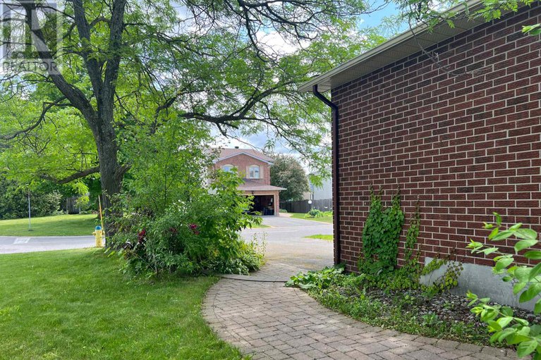 28246282/2-chickasaw-crescent/bridlewood/ottawa/ontario/K2M1M3_22