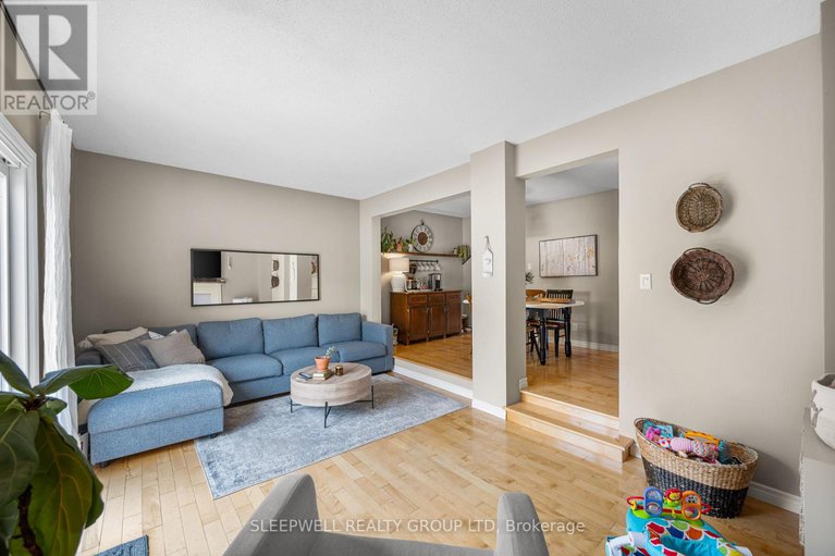28378169/82-28-barrow-crescent/katimavik/ottawa/ontario/K2L2K1_22
