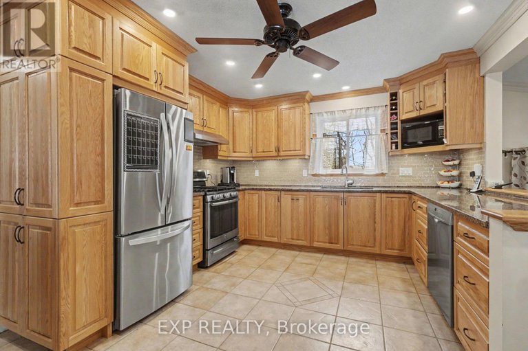 29430598/381-dominion-street-s/alexandria/north-glengarry/ontario/K0C1A0_5