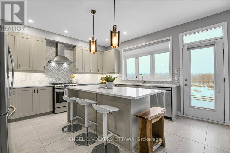 29357052/134-winterhaven-drive/mer-bleuebradley-estatesanderson-park/ottawa/ontario/K1W0H4_14