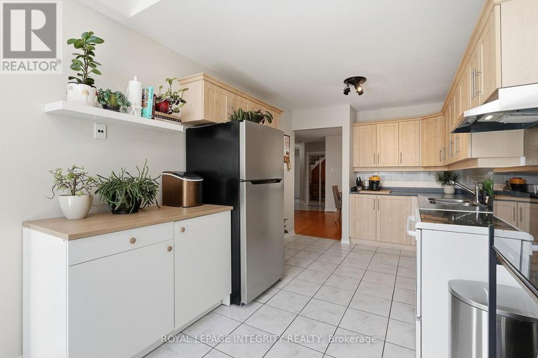 29360291/2049-sunland-drive/fallingbrookgardenway-south/ottawa/ontario/K4A3K8_16