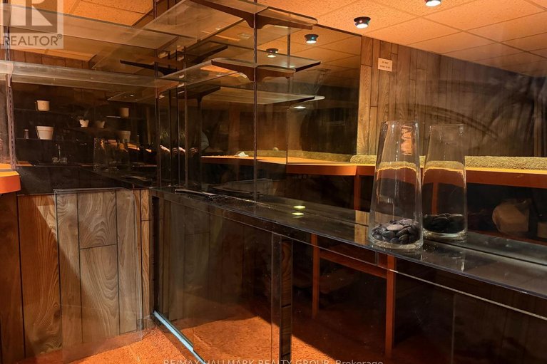 29533054/8-837-eastvale-drive/beaconwood/ottawa/ontario/K1J7T5_21