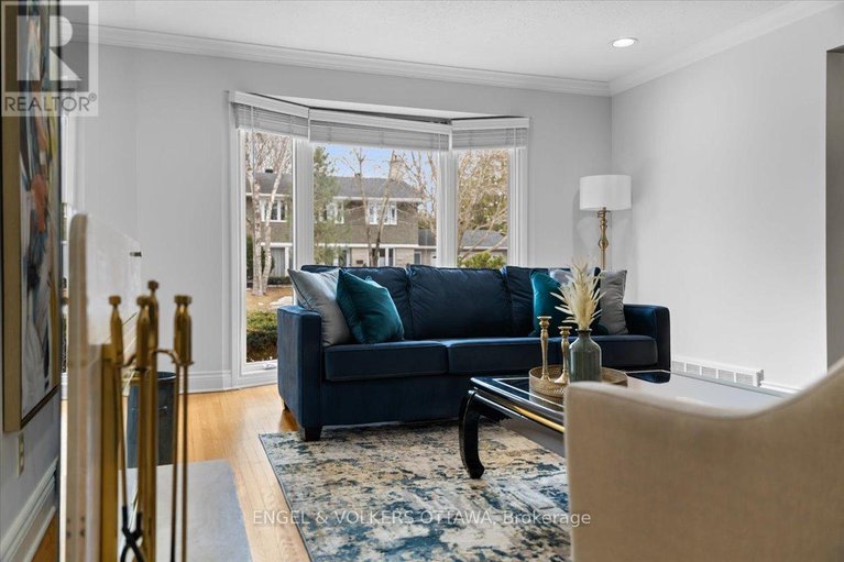 29548999/33-okanagan-drive/bruce-farmgraham-parkqualicumbellands/ottawa/ontario/K2H7E9_24